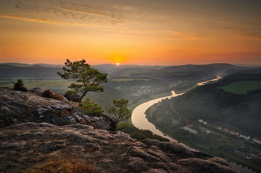 Lilienstein Sächsische Schweiz – geschwungene Straße mit Bäumen im Sonnenuntergang