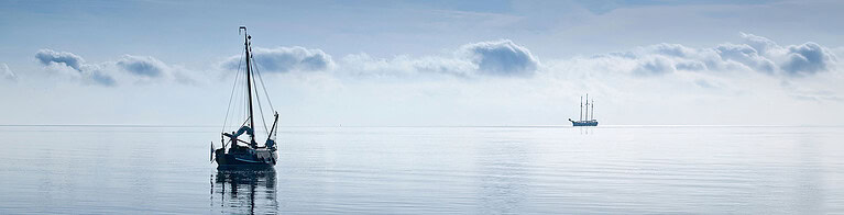 Hafenszene im Morgennebel mit Schiffen – minimalistische Stimmungsfotografie