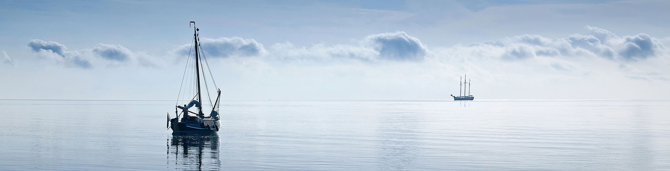 Hafenszene im Morgennebel mit Schiffen – minimalistische Stimmungsfotografie