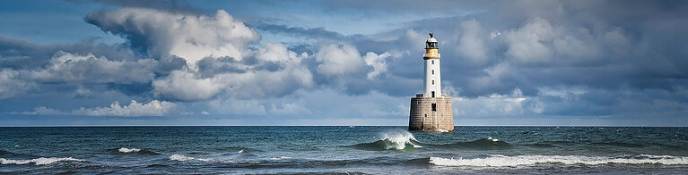 Weißer Leuchtturm auf ruhigem Meer – atmosphärische Küstenfotografie Großbritannien