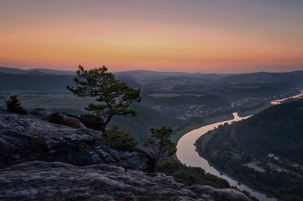 Lilienstein vor Sonnenaufgang auf dem Plateau und Blick über das dunkle Elbtal