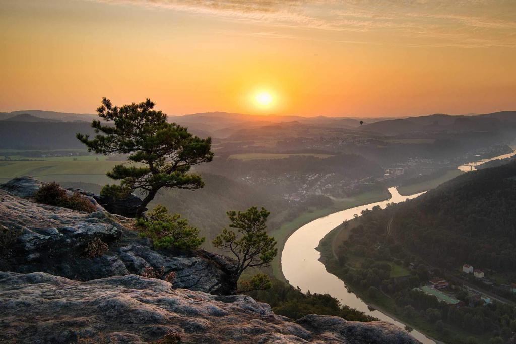Sonnenaufgang am Lilienstein mit Blick über Elbtal, Felsen und Sächsische Schweiz im ersten Licht.
