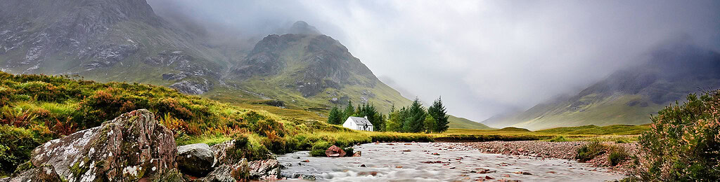 Neblige Landschaft mit grünen Hügeln -Wee White House – Landschaftsfotografie Schottland Highlands
