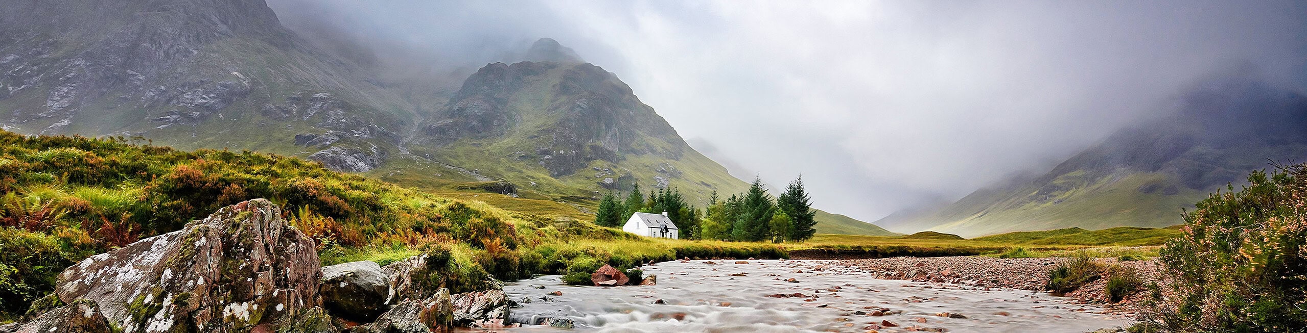 Neblige Landschaft mit grünen Hügeln -Wee White House – Landschaftsfotografie Schottland Highlands